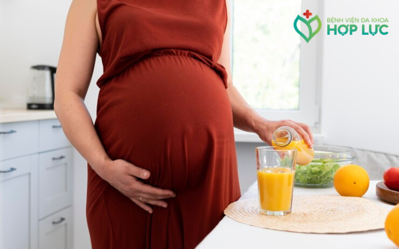 Phụ nữ mang thai nên uống nhiều nước ép hoa quả 
